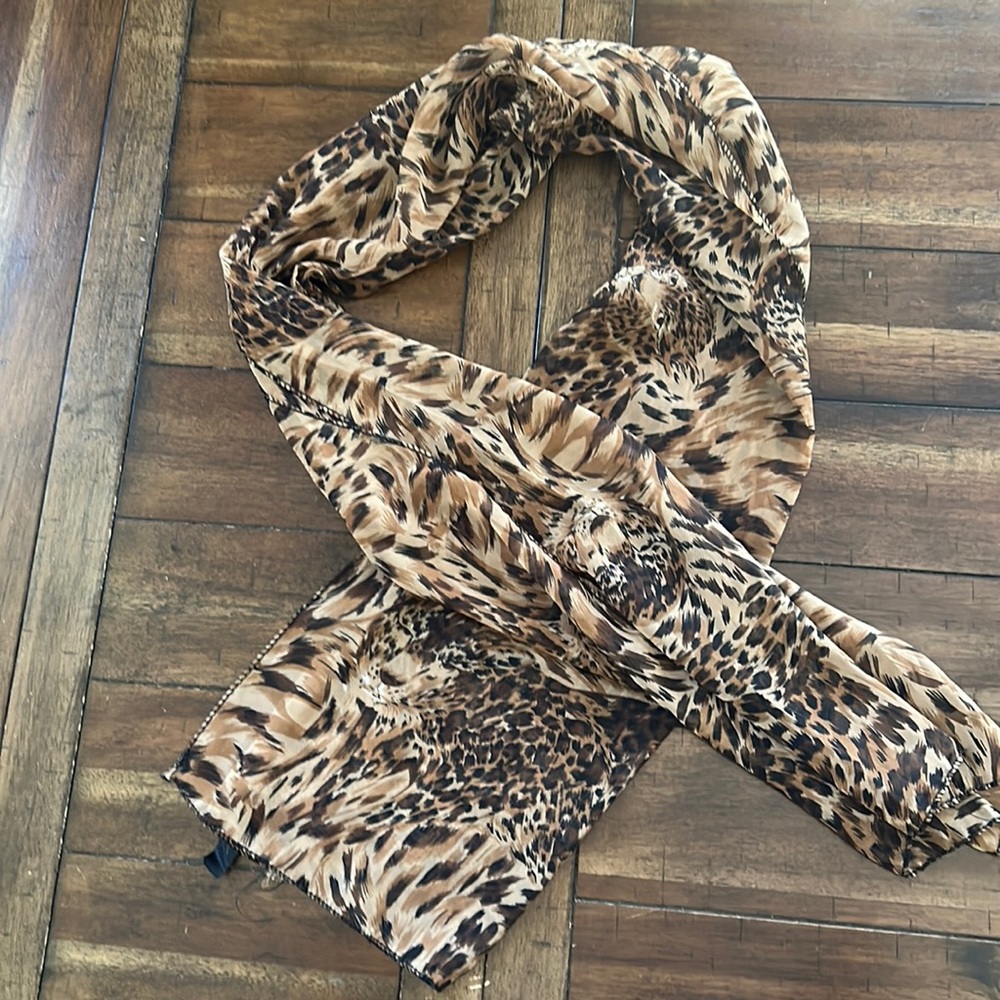 Pretty leopard scarf